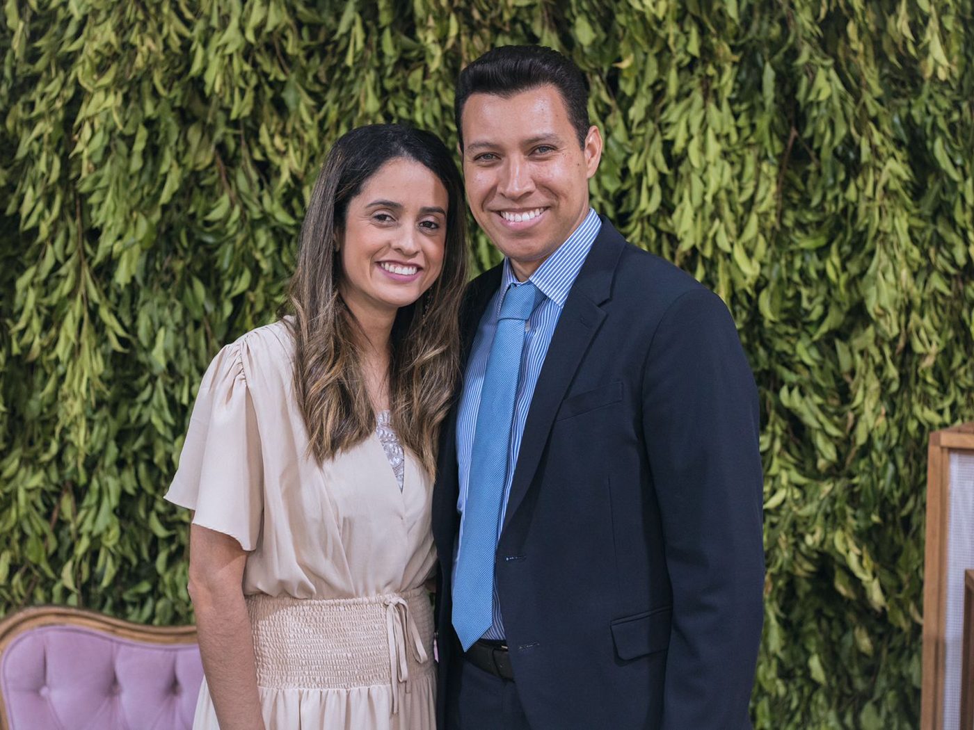 Alex Sandro ao lado da esposa em evento público