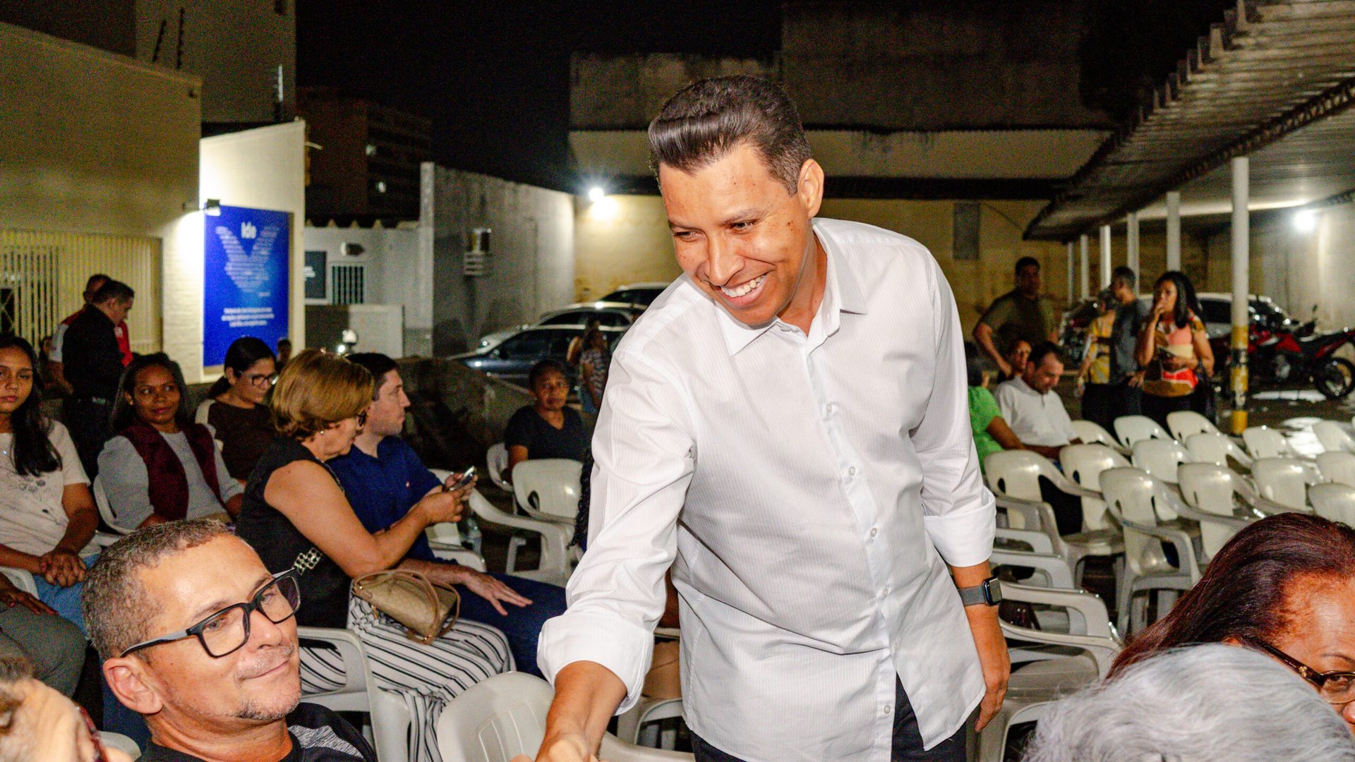 Alex Sandro cumprimenta participantes durante encontro público em Mato Grosso